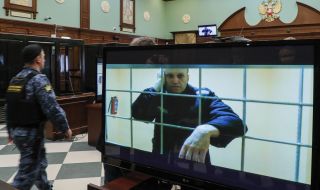 „Няма такъв затворник“: защо Навални го няма в наказателния лагер, където излежава присъда?