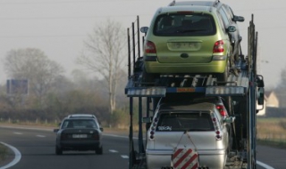 Натоварен автовоз се обърна