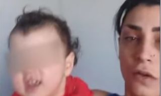 Майка и бебе бежанци затворени зад решетки на летището в София