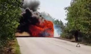 Кадри от изгорелия на пътя автобус, превозващ военни