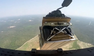 Как U.S. Army спуска Hummer от 1500 метра