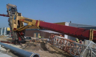 100-тонен монтажен кран падна на летище Варна