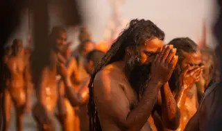 Голи монаси мажат с пенисите си поклонници с пепел в непалски храмове