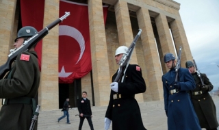 Турски военни търсят убежище от НАТО