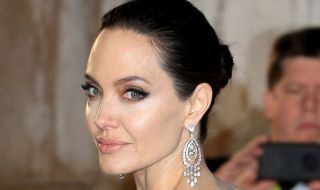 Анджелина Джоли се превръща в свиреп войн (ВИДЕО)