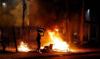 Кървави протести в Парагвай! Парламентът пламна