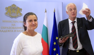 Седмокласници хванаха грешка в теста по български език
