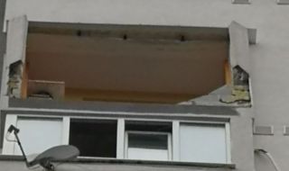 Стена на усвоен балкон се срути във Варна, жена е в болница