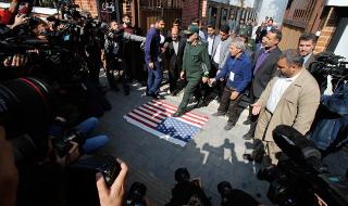 &quot;Смърт на Америка&quot; в центъра на Техеран (СНИМКИ)