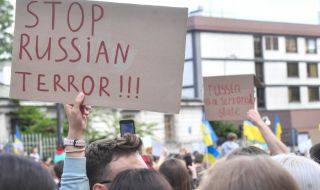 Активисти протестират пред иранското посолство във Варшава