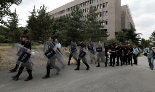 В Турция арестуваха двама конституционни съдии