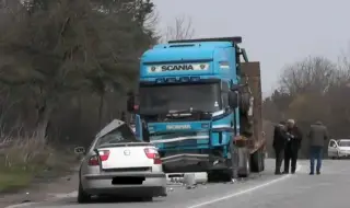 Катастрофа между ТИР и кола на пътя Враца - Оряхово, има загинала жена 