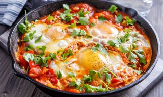 Рецепта на деня: Яйца на очи върху канапе от домати