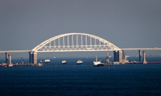Възстановено е движението на автомобили по Кримския мост