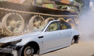 Вижте как танк минава и унищожава напълно BMW M5 (ВИДЕО)