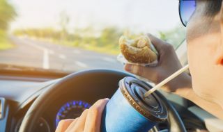Oткриха връзка между шофирането и нездравословното хранене