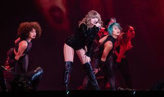 Тейлър Суифт прекъсна концерта си, за да защити свой фен (ВИДЕО)
