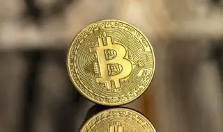 Биткойнът продължава да се срива
