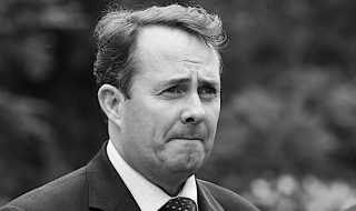 Скандал свали британския министър на отбраната