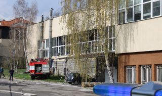 Пламна бившият телефонен завод в Банско