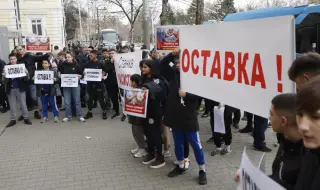 Протест пред спортното министерство: борци и фенове настояват за оставката на Станка Златева - СНИМКИ