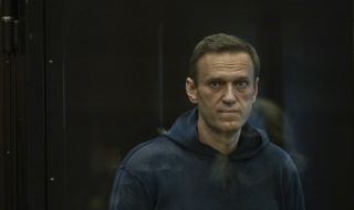 Арестуват хора пред съда, в който е Навални