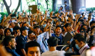 Лионел Меси пристигна в Пекин и подлуди феновете (ВИДЕО)