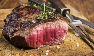 Диетолог съветва: Вечер не яжте червено месо, особено с гарнитура