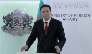 Даниел Митов се среща с посланиците