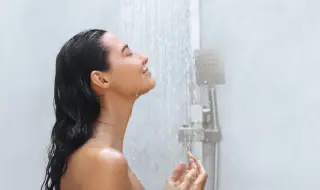 Хирург обясни защо жените обичат горещия душ