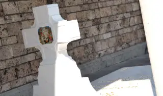 Отново поругаха гроба на патриарх Неофит