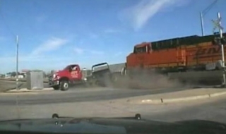 Влак помете авариен камион в Канзас (видео)