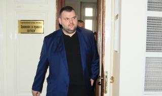 Целта на Васил Божков не е да "разобличи хунтата", а да се договори с Пеевски