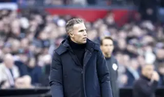 Синът на Робин ван Перси се контузи тежко пред очите на баща си (ВИДЕО)