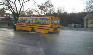 Училищен автобус пропадна в дупка