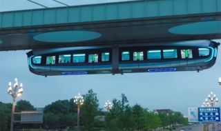 В Китай пуснаха висящ влак (ВИДЕО)