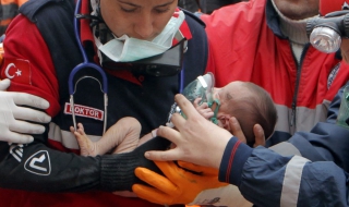 Бебе оцеля два дни след труса в Турция - 1
