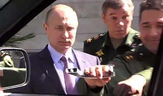 Генерал откърти дръжката на военен УАЗ пред Путин