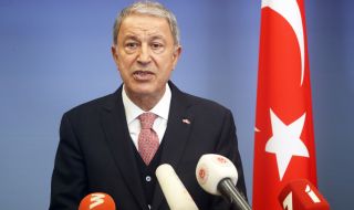 Турският министър на отбраната бе отличен с медал