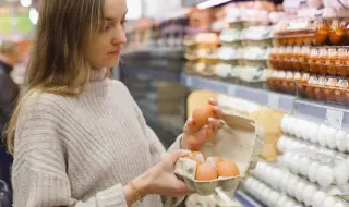 Какво се случва с престоялите яйца в магазина и как да ги познаем