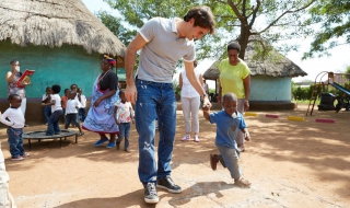 Роджър Федерер подпомага деца в Южна Африка