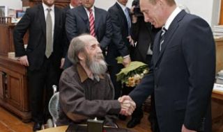 Вадят "Архипелаг ГУЛАГ" на Солженицин от училищните програми в Русия, връщат "Млада гвардия" на Фадеев