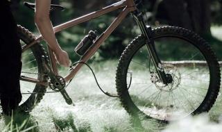 Помпате гумите на велосипеда с въздух под налягане в рамката