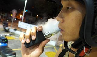 САЩ забраняват ароматизираните е-цигари