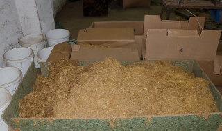 Разбиха нелегална цигарена фабрика край София (Видео)