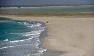 Hundreds of tourists stranded on remote Yemeni island 