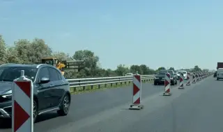 Камион удари работник, полагащ маркировка на АМ "Хемус"