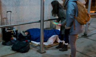 С печалба от лотарията жена помогна на бездомник