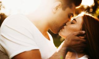 Защо си затваряме очите, когато се целуваме?