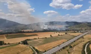 Борбата с огъня в страната продължава